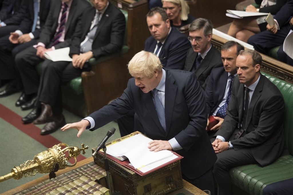 英國首相強生(前)最後一刻再次提出提前大選動議,下議院10日凌晨時分表決又遭到否決。(圖取自facebook.com/ukparliament)