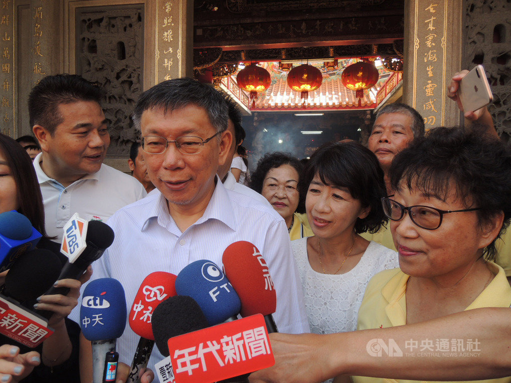 台北市長柯文哲(前左)15日到台中市梧棲區朝元宮與浩天宮參拜,被問及是否緊跟高雄市長韓國瑜而來,柯文哲表示,行程是兩週前就安排的,沒有特別要跟誰。中央社記者郝雪卿攝 108年9月15日