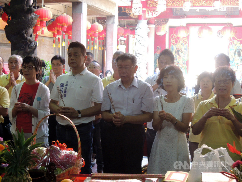 台北市長柯文哲(前右3)與太太陳佩琪(前右2)15日前往台中市梧棲區朝元宮參拜,並祝現場民眾平安健康。中央社記者郝雪卿攝 108年9月15日