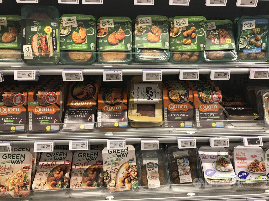 在布魯塞爾超市能購買到多家廠牌的「植物肉」產品,主要成分是植物性蛋白質,但主打口感及香氣逼近真肉。圖為13日當地超市販售植物肉專區。中央社記者唐佩君布魯塞爾攝 108年9月15日