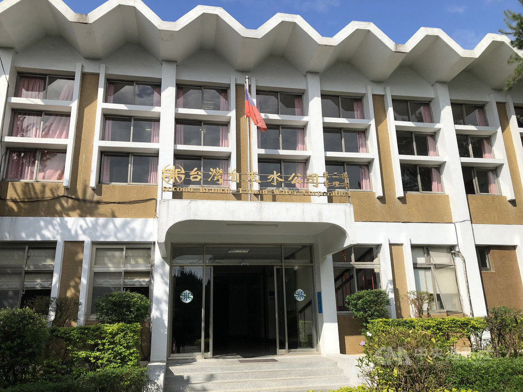 台灣自來水公司第二區管理處15日指出,為辦理桃園市「大園區和平西路流量計埋設工程」,將於17日至19日期間,每天上午10時至下午7時進行停水或降壓施工,大園區約有3200戶受影響。中央社記者吳睿騏桃園攝 108年9月15日