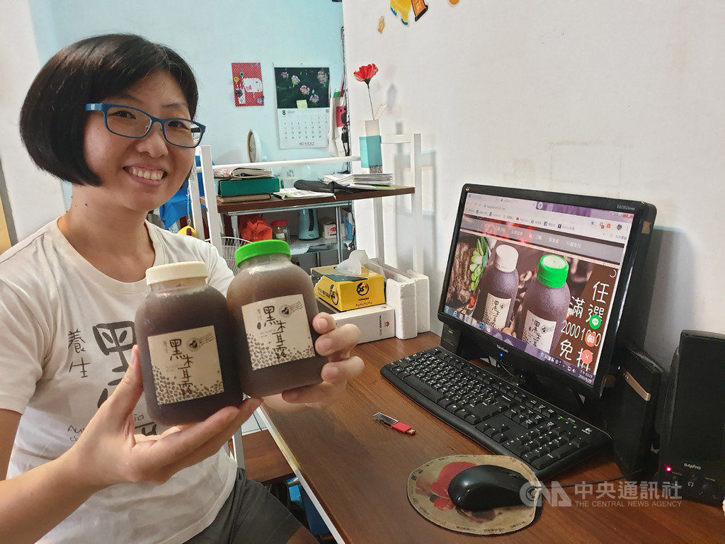 39歲聽障媽媽小萱因聽力退化,對外產生溝通障礙而丟了導遊工作,經由台中市勞工局職訓及創業輔導,如今她靠自製養生食品,成功闖出一片天。中央社記者郝雪卿攝 108年9月15日
