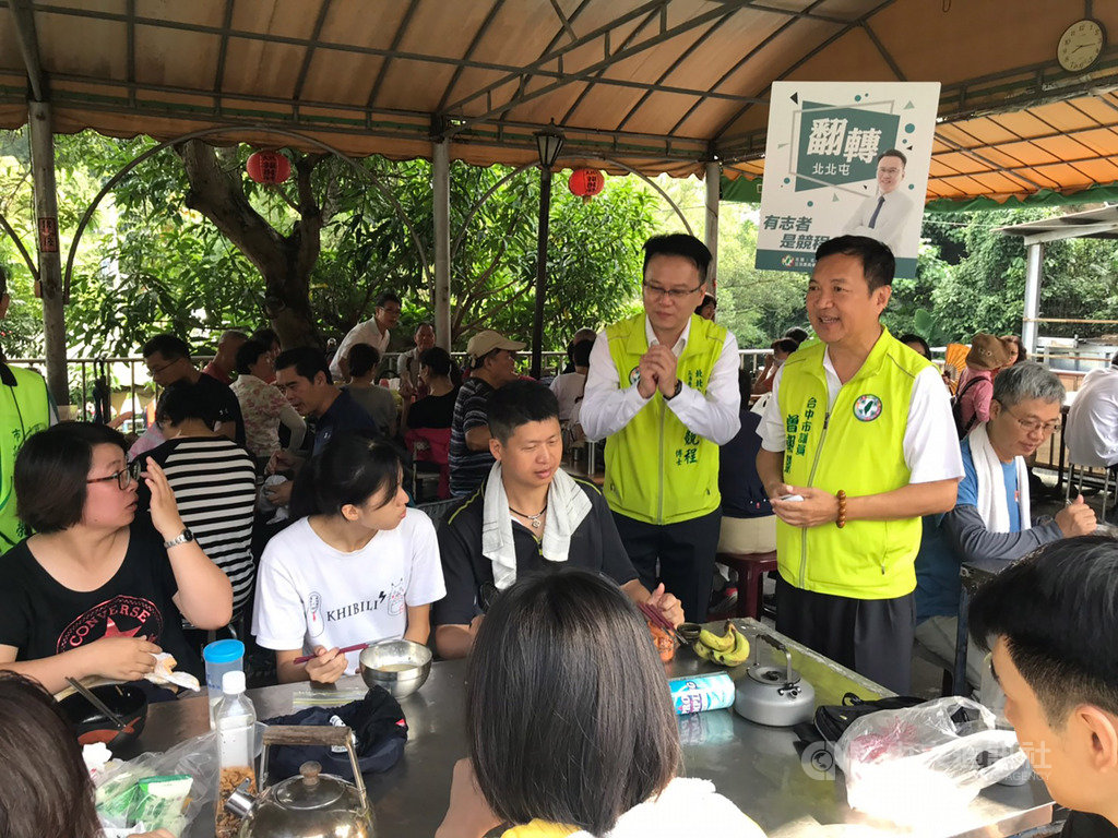民進黨台中市立委第5選區參選人莊競程(立者左),15日在同黨台中市議員曾朝榮(立者右)陪同下,一早就到大坑步道與民眾互動,尋求支持。(莊競程提供)中央社記者郝雪卿傳真 108年9月15日