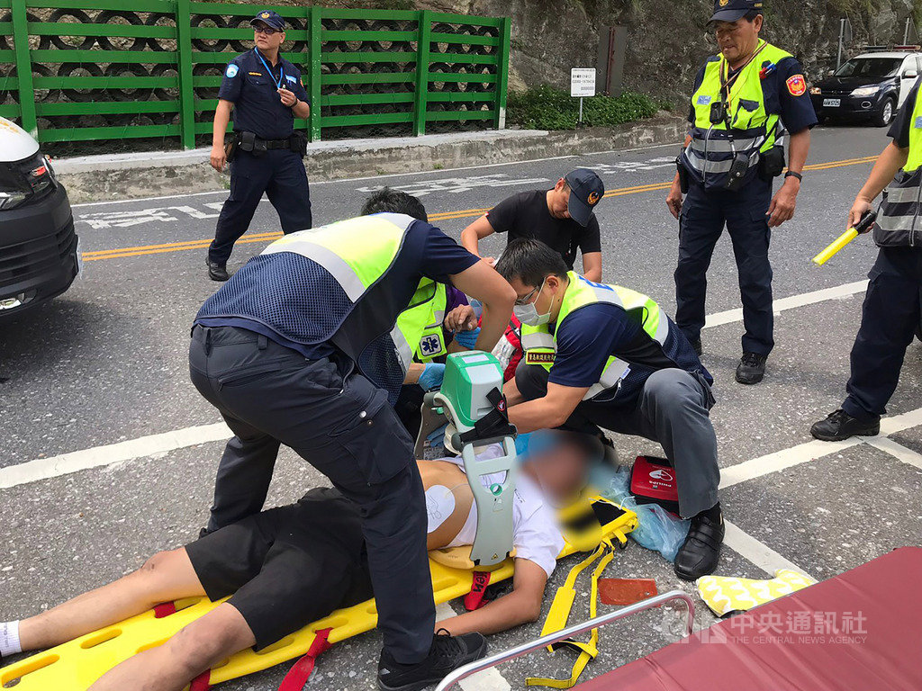 一名唐姓男子與家人15日到太魯閣國家公園遊覽,下午體驗白楊步道後準備前往開車時,卻突然昏倒路旁,警消獲報到場協助急救送醫,但仍回天乏術。(花蓮縣警局提供)中央社記者李先鳳傳真 108年9月15日