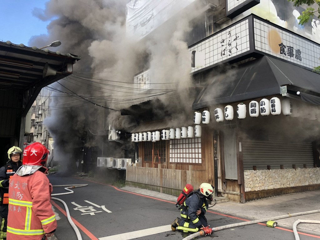 新北市三峽區知名的八條壽司店15日上午傳出火警,消防人員趕往布水線灌救,無人受困,目前火勢已獲控制。(翻攝畫面)中央社記者王鴻國傳真 108年9月15日