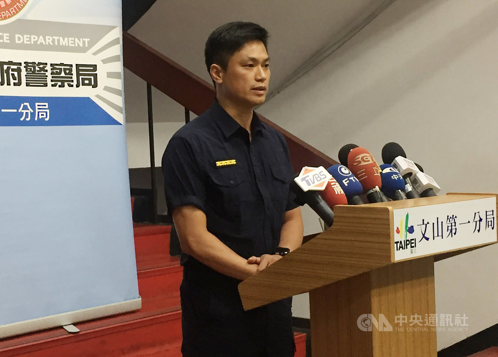 台北市文山區15日上午驚傳槍響,一名陳姓男子搭車返家,下車時遭梁姓男子埋伏開槍,造成大腿槍傷;梁男隨後自行投案,台北市警察局文山第一分局副分局長陳孟欣(圖)下午在記者會中說明案情,犯案動機仍待釐清。中央社記者黃麗芸攝 108年9月15日