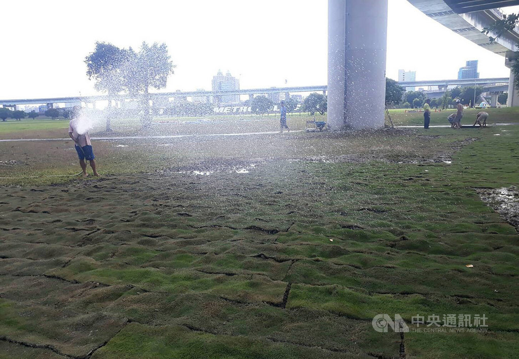 國民黨提名總統參選人韓國瑜日前在新北市三重區水漾公園舉辦造勢活動,導致公園內草皮受損,新北黨部主委李乾龍15日表示,經廠商連續3天趕工,已完成新草皮的植被工作。圖為廠商施工過程。(國民黨新北市黨部提供)中央社記者王鴻國傳真 108年9月15日