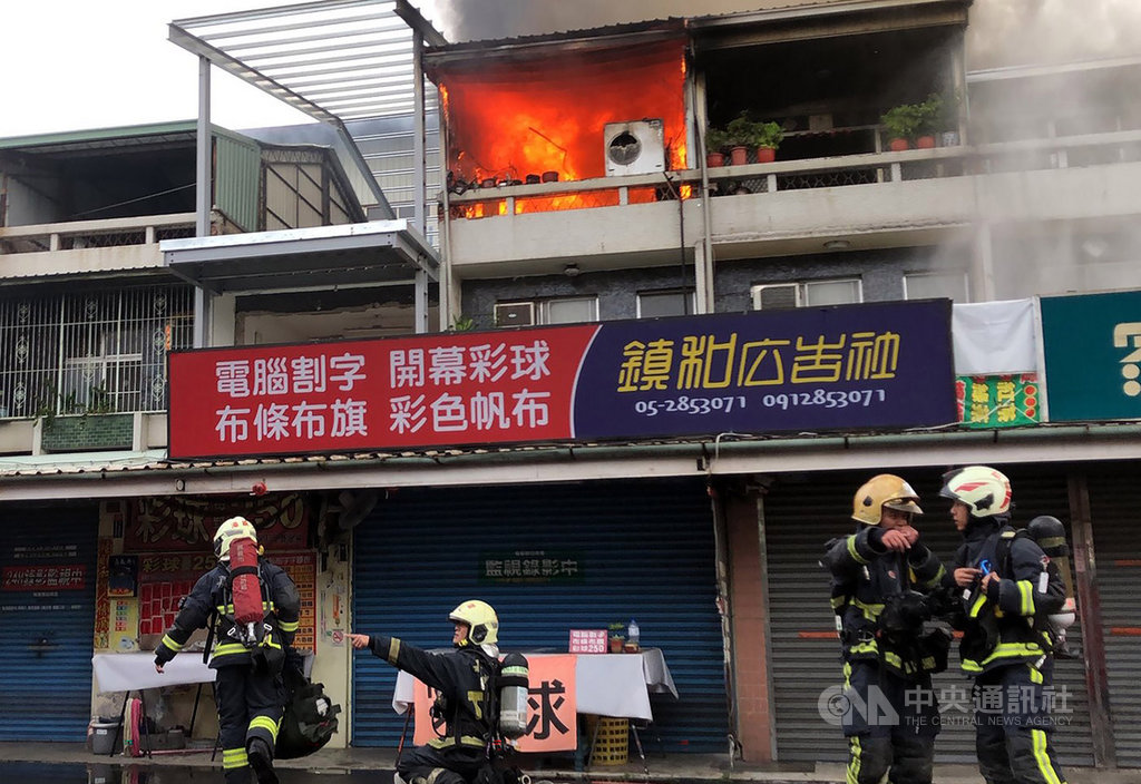 嘉義市消防局15日下午獲報,在上海路一處民宅3樓鐵皮屋冒出熊熊烈火,濃煙往上竄出,隨即派遣人車趕往,布設水線灌救,火勢迅速獲得控制。中央社記者黃國芳攝 108年9月15日