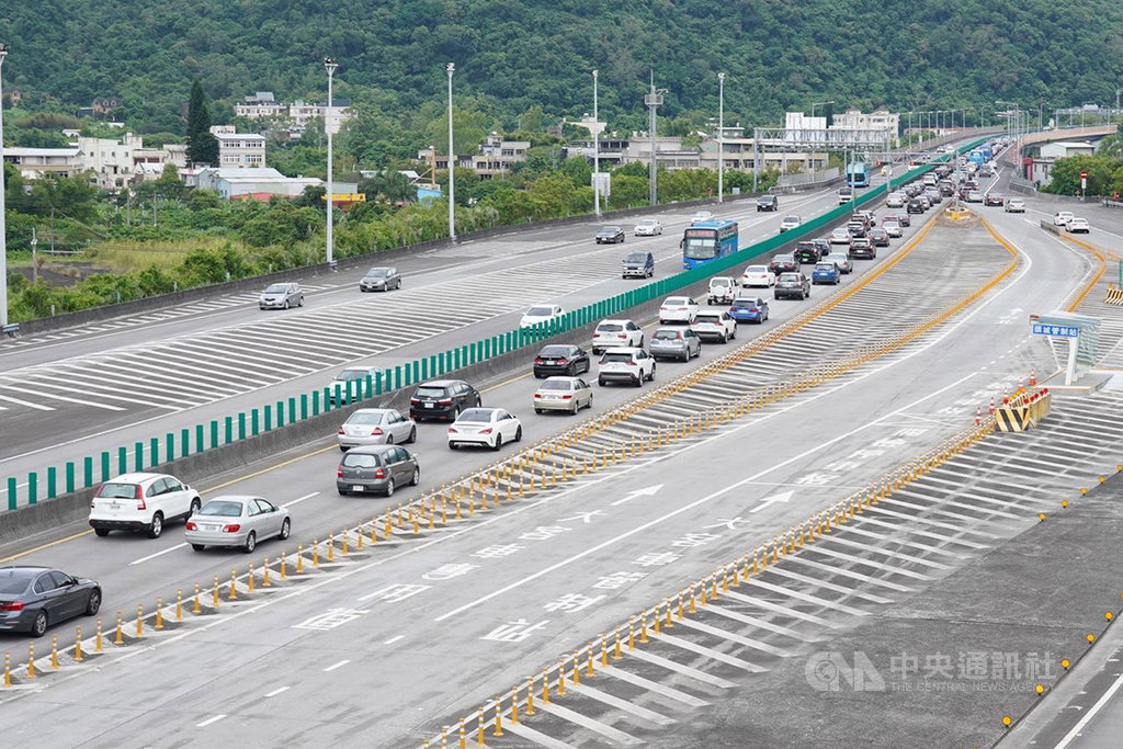 中秋連假最後一天,國道5號北上路段15日上午9時開始出現車流,雪山隧道口頭城端出現回堵情況。中央社記者沈如峰宜蘭縣攝 108年9月15日