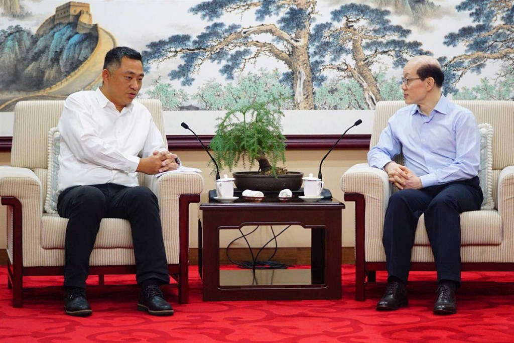 金門縣長楊鎮浯(左)12日到北京拜會國台辦主任劉結一(右),表達陸方暫停47個城市赴台自由行政策對金馬澎3縣市的影響,期盼金馬澎小三通相關旅遊政策續行。(金門縣政府提供)中央社 108年8月12日