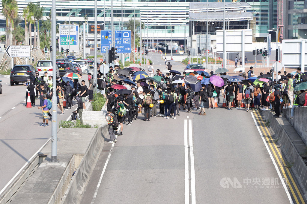 香港民眾15日下午自發上街遊行,隊伍在3時許抵達終點中環遮打花園以後並沒有停止,繼續漫無目的往前走,到了政府總部外的龍和道一度堵住馬路,但很快撒走。中央社記者張謙香港攝 108年9月15日