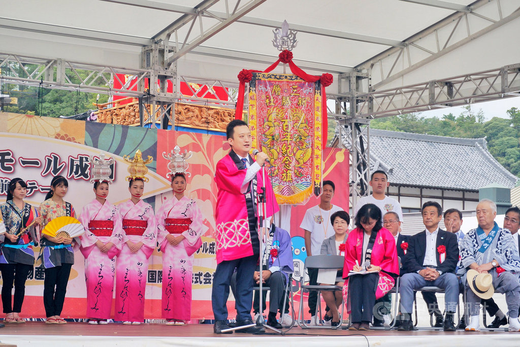 桃園市政府秘書處長顏子傑(前)率團前往日本參與「成田傳統藝能祭」,致詞時代表桃園市長鄭文燦表達近期颱風對日本造成嚴重災害的關心,也展現對雙方締結友好城市3年的珍惜之意。(桃園市政府秘書處提供)中央社記者吳睿騏桃園傳真 108年9月15日