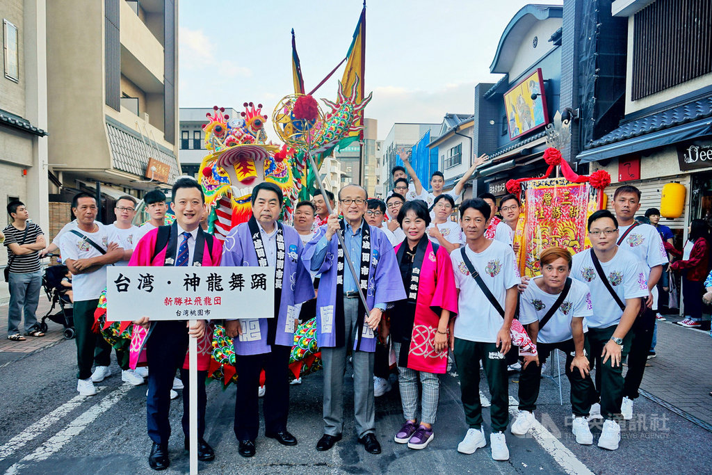 桃園市受邀參加日本「成田傳統藝能祭」,由市府秘書處長顏子傑(前左)率領大溪區新勝社飛龍團前往,除擔任開幕式首組表演團體,也在遊街活動打頭陣。(桃園市政府秘書處提供)中央社記者吳睿騏桃園傳真 108年9月15日