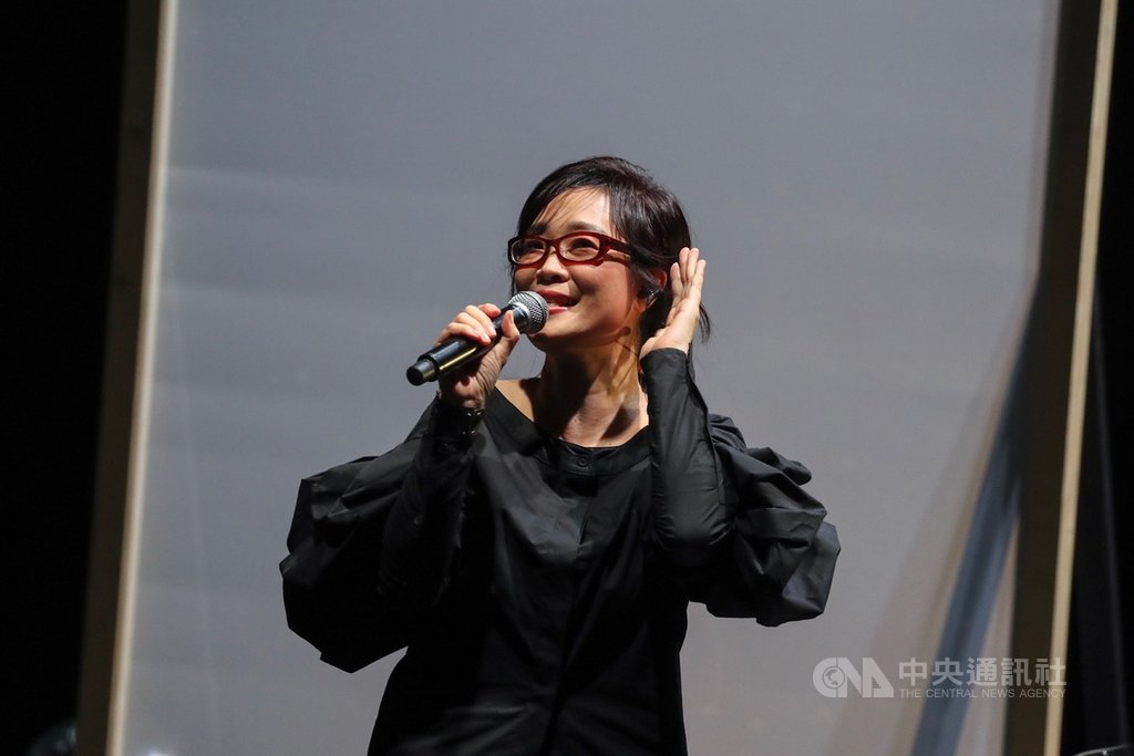 中秋連假最後一天,歌手雷光夏15日晚間在台北舉辦「昨天晚上我遇見你」演唱會,演唱經典歌曲時邀請現場粉絲一起合唱,還笑說喜歡自己的歌迷都很害羞。中央社記者裴禛攝 108年9月15日