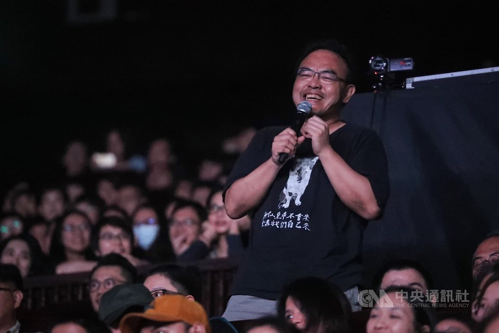 歌手雷光夏15日晚間在台北國際會議中心舉辦「昨天晚上我遇見你」演唱會,作家駱以軍(立者)到場欣賞,並分享自己80年代的回憶。中央社記者裴禛攝 108年9月15日
