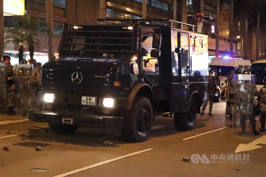香港警察傍晚在金鐘政府總部外清場後,晚間示威者往灣仔和銅鑼灣方向走,防暴警察也動用裝甲車,由金鐘一路往灣仔方向推進。中央社記者張謙香港攝 108年9月15日