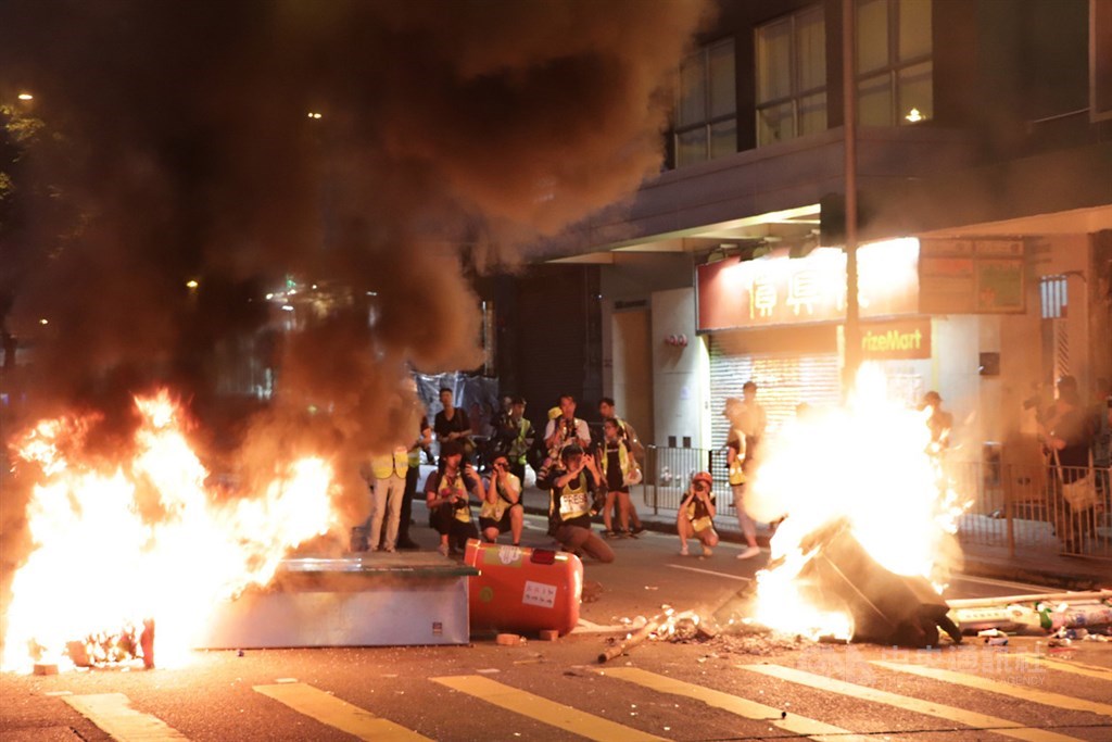 香港警察下午4時多以催淚彈和水炮車在金鐘政府總部外清場後,晚間示威者往灣仔和銅鑼灣方向走,沿途多次焚燒雜物。中央社記者張謙香港攝 108年9月15日