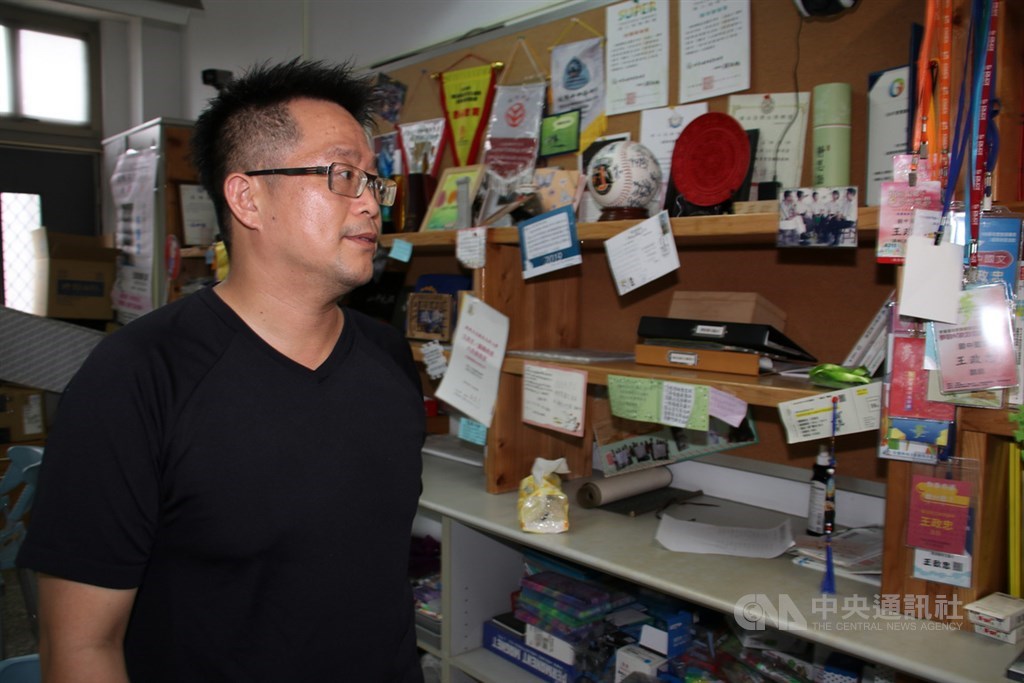 南投縣爽文國中老師王政忠堅守中寮鄉20年,在他的「創發中心」裡,授課時每天有萬人上網看他獨創的教學法。中央社記者蕭博陽南投縣攝 108年9月15日