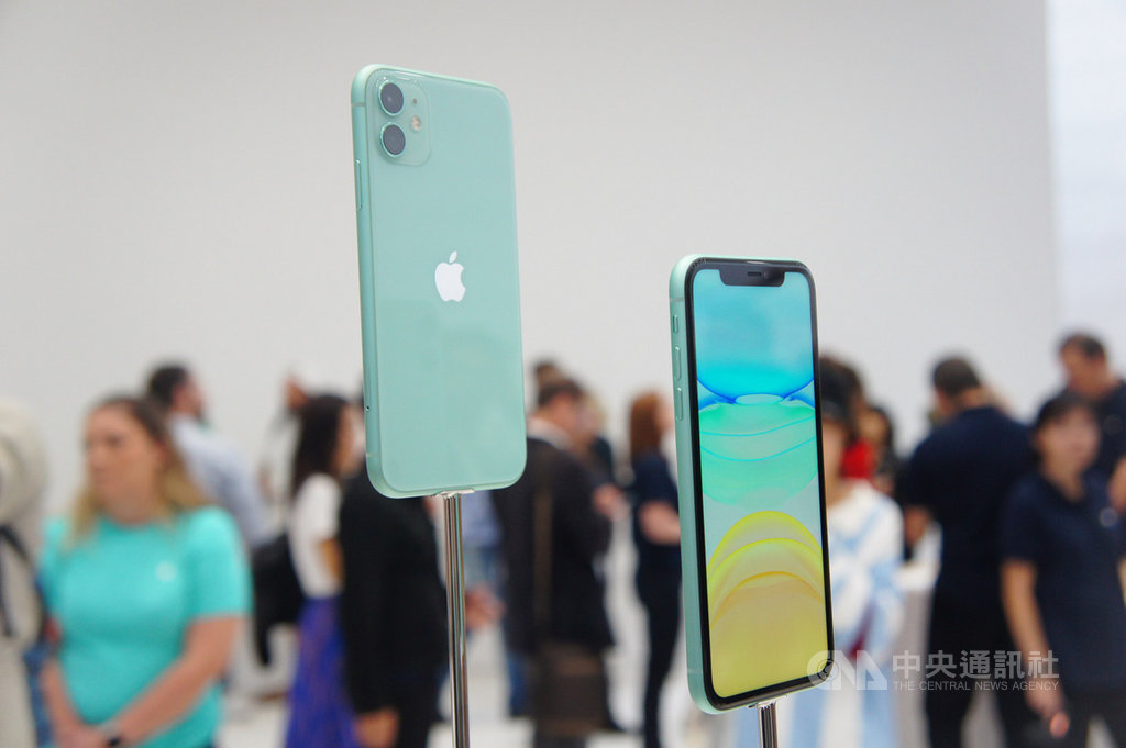 蘋果公司推出iPhone 11系列新機,圖為搭載雙鏡頭的6.1吋綠色iPhone 11。中央社記者吳家豪舊金山攝 108年9月15日
