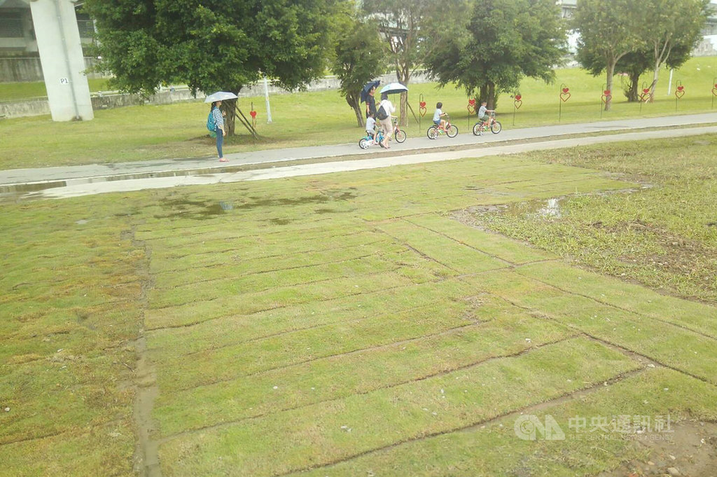 國民黨提名總統參選人韓國瑜日前在新北市三重區水漾公園舉辦造勢活動,導致公園內草皮受損,15日已修復完成。(新北市政府高灘地工程管理處提供)中央社記者王鴻國傳真 108年9月15日