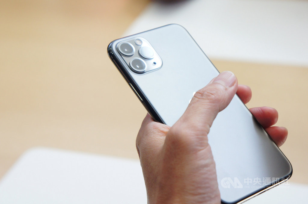 蘋果公司推出新一代iPhone 11 Pro,採用3鏡頭相機系統,可自由切換望遠、廣角、超廣角視角,並大幅強化夜拍效果。中央社記者吳家豪舊金山攝 108年9月15日
