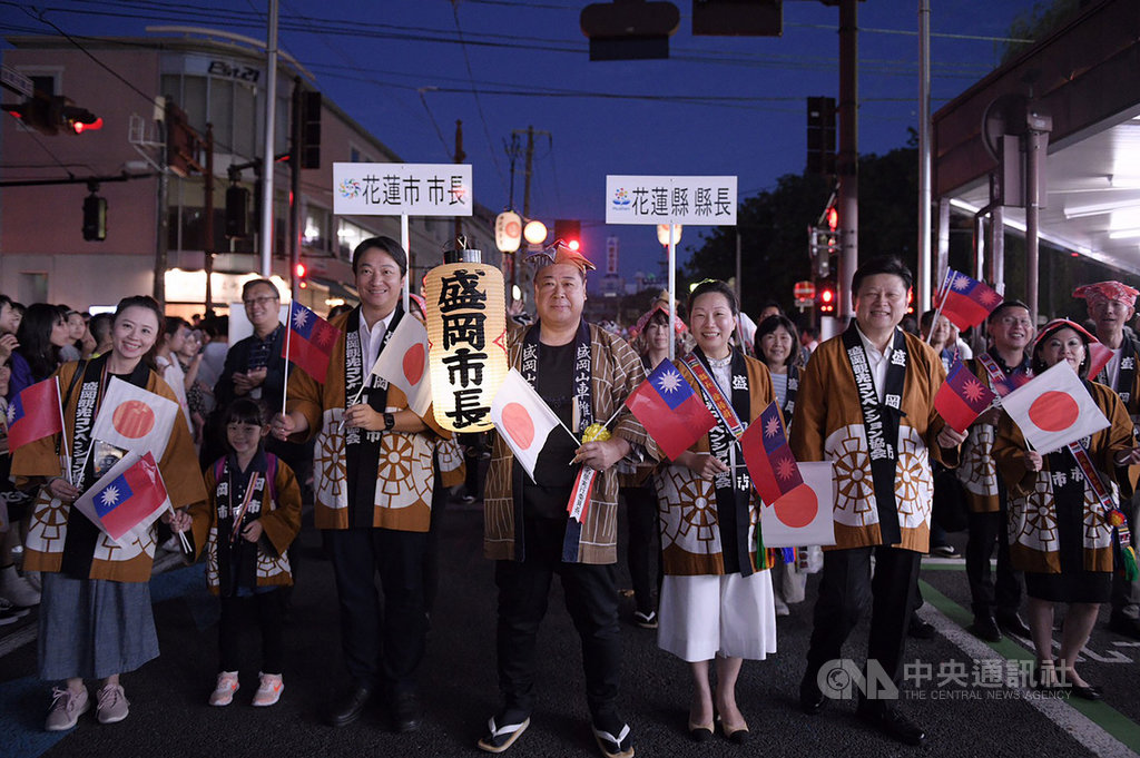 日本盛岡秋季慶典重頭戲「盛岡山車大繪卷」15日晚間登場,花蓮縣長徐榛蔚(前右2)、市長魏嘉賢(前右4)率團出席踩街遊行活動,盛岡市長谷藤裕明(前右3)在旁陪同。前右為前花蓮縣長傅崐萁。(花蓮縣政府提供)中央社記者李先鳳傳真 108年9月15日