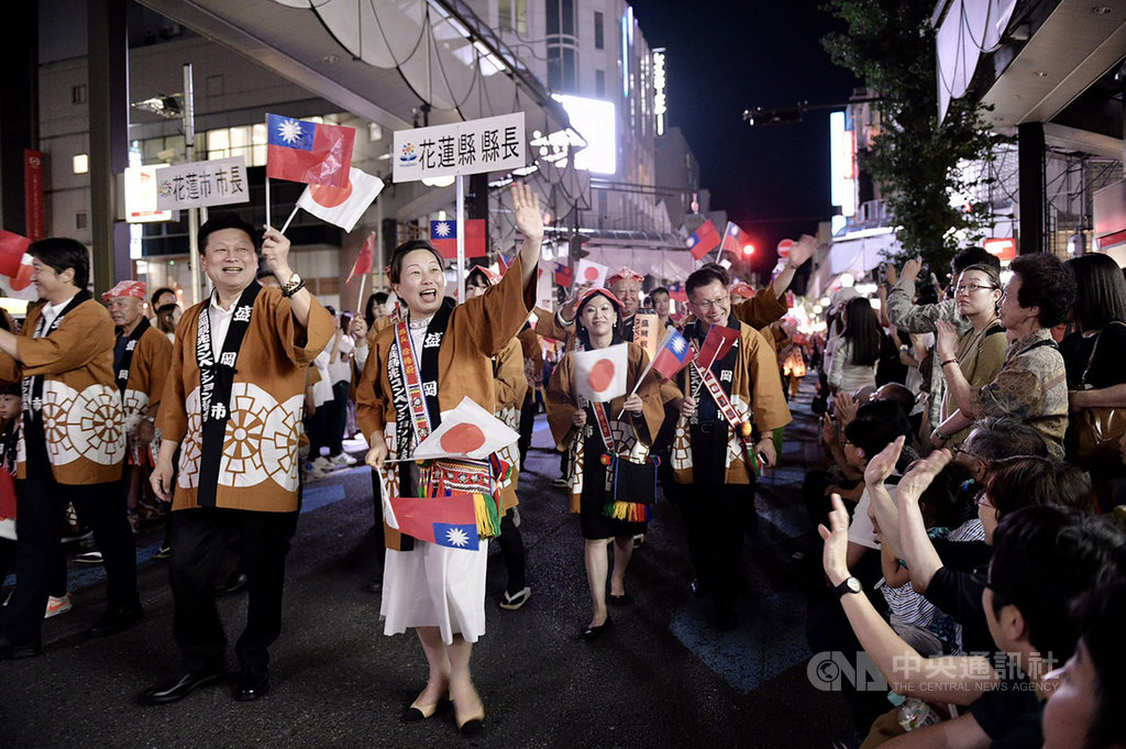 花蓮縣長徐榛蔚(中)率團赴日本參加盛岡秋祭慶典,見證300餘年歷史文化創生,傳承山車慶典底蘊,15日晚間並參與踩街遊行活動,受到當地民眾熱烈歡迎。(花蓮縣政府提供)中央社記者李先鳳傳真 108年9月15日