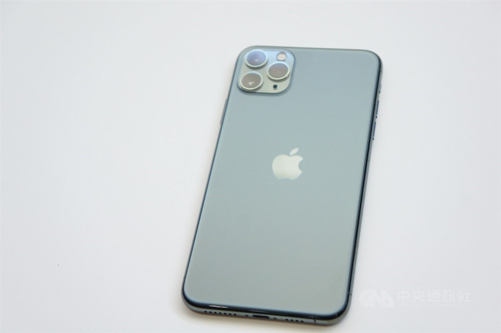 蘋果公司推出iPhone 11系列新機,發表會現場展示搭載3鏡頭的iPhone 11 Pro新顏色「夜幕綠」。中央社記者吳家豪舊金山攝 108年9月15日