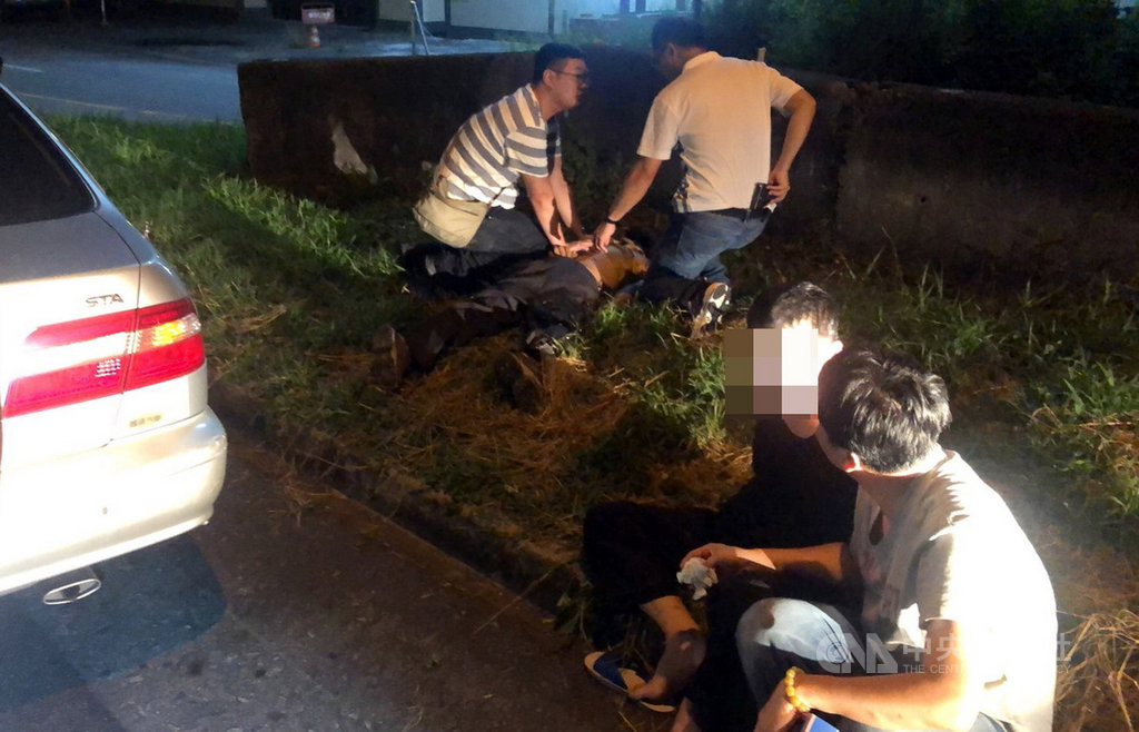 雲嘉地區住宅竊盜2人組陳姓男子等人14日被警方圍捕時,拒捕開車衝撞員警及車輛,國道上展開警匪追逐,警方朝車輛連開兩槍,迫使陳嫌停車就逮,訊後依法送辦。(警方提供)中央社記者黃國芳傳真 108年9月15日