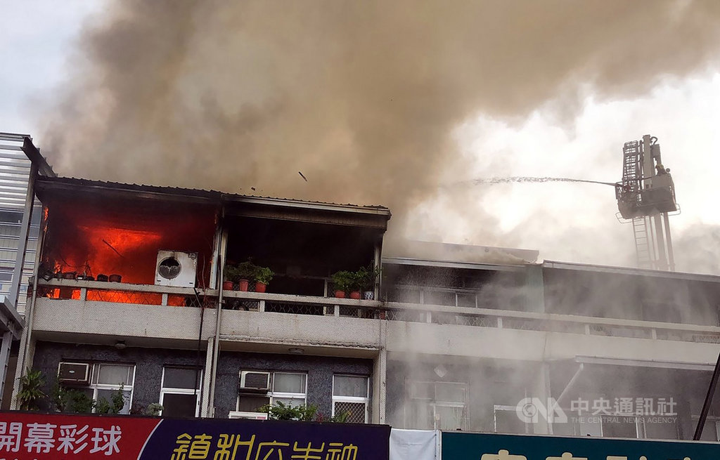 嘉義市一處民宅15日發生火警,3樓加蓋鐵皮屋內竄出橘紅火光,黑煙蔽天、火勢猛烈,消防局獲報出動雲梯車到場灌救,約20分鐘控制火勢,所幸未傳傷亡。中央社記者黃國芳攝 108年9月15日