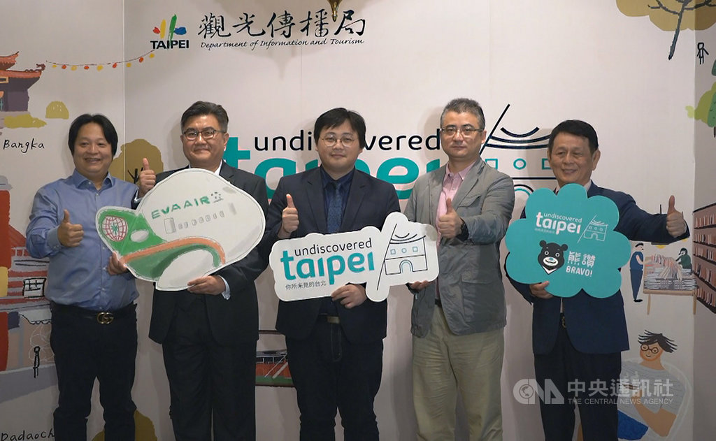 台北市觀光傳播局局長劉奕霆(中)15日率隊至上海招攬團客、商務客遊台北。他在受訪時表示,8月1日陸客赴台自由行暫停後,台北每個月受影響旅客人次為8至10萬。中央社記者陳家倫上海攝 108年9月15日