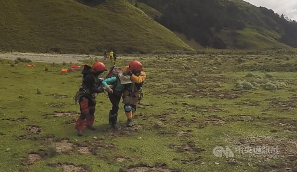 9名登山客組隊縱走能高安東軍,其中一名女性隊員遭竹子刺傷眼睛無法行走,所幸意識清楚,空勤直升機15日出動搭載傷者下山送醫救治。(花蓮縣消防局提供)中央社記者李先鳳傳真 108年9月15日