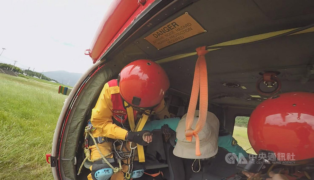 9名登山客組隊縱走能高安東軍,不料其中一名女性隊員不慎遭竹子刺傷眼睛無法行走,向消防局求援,空勤直升機15日出動搭載送下山就醫。(花蓮縣消防局提供)中央社記者李先鳳傳真 108年9月15日