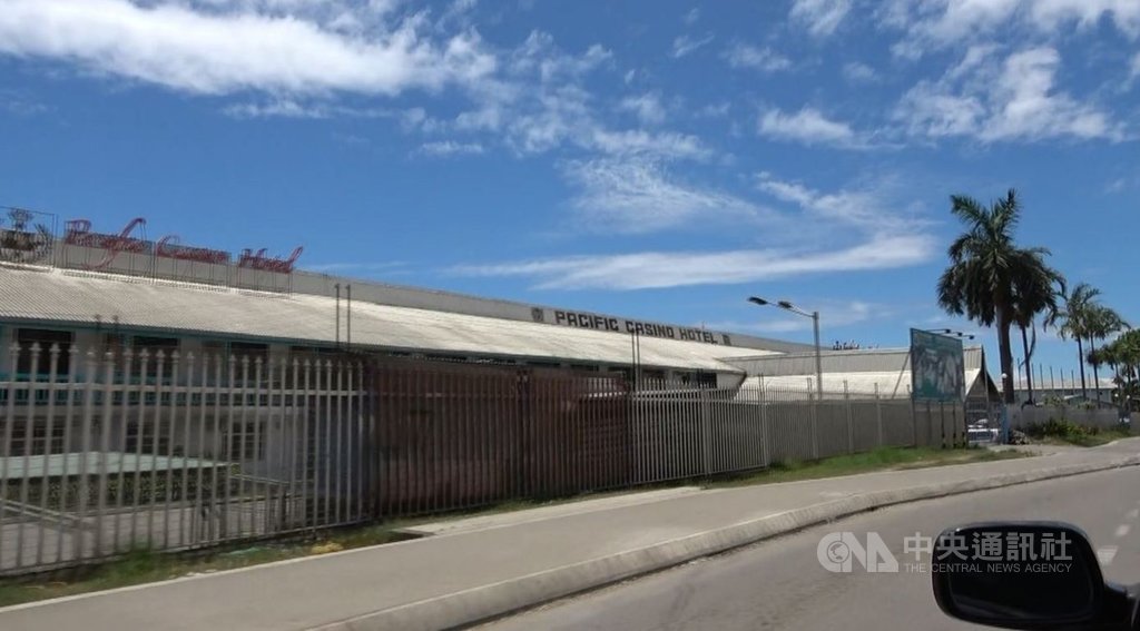 從荷尼阿拉市中心到台灣技術團團部路上,索國計程車司機不時指著兩邊的房屋表示,多數都是中國人的,很多土地也被中國人買走。圖為今年4月暴亂時受到攻擊的華人旅館。中央社記者石秀娟荷尼阿拉攝 108年9月15日