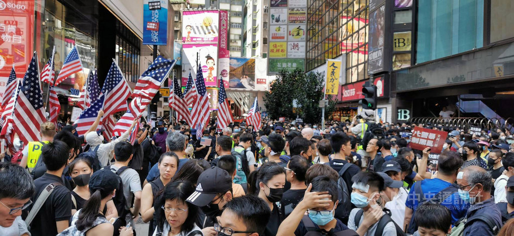 香港一批市民15日不理會警方的禁制,發起「反送中」遊行。圖為現場大批示威者聚集。中央社記者張謙香港攝 108年9月15日