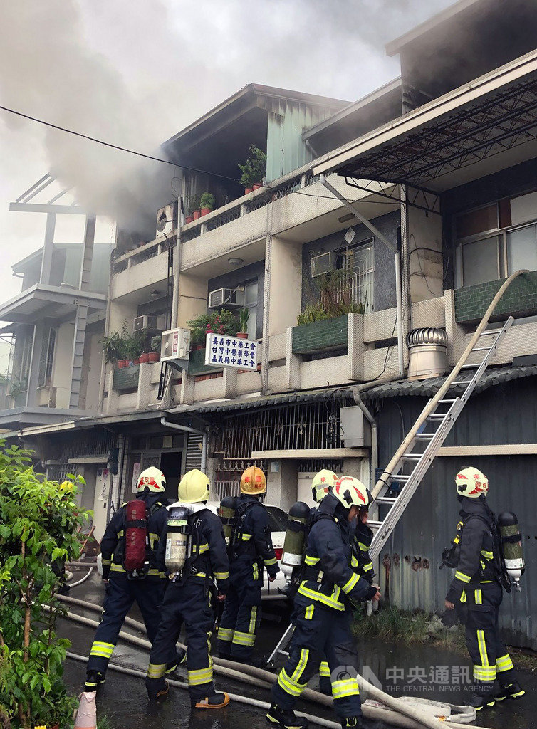 嘉義市上海路一處民宅15日發生火警,3樓加蓋鐵皮屋火勢猛烈,所幸未傳傷亡。中央社記者黃國芳攝 108年9月15日