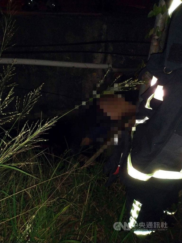 嘉義縣新港鄉15日發生一起死亡車禍,自小貨車與機車在一處交叉路口相撞,機車上兩人因撞擊被拋飛數十公尺遠,造成1死1重傷,事故原因待釐清。(嘉義縣消防局提供)中央社記者黃國芳傳真 108年9月15日