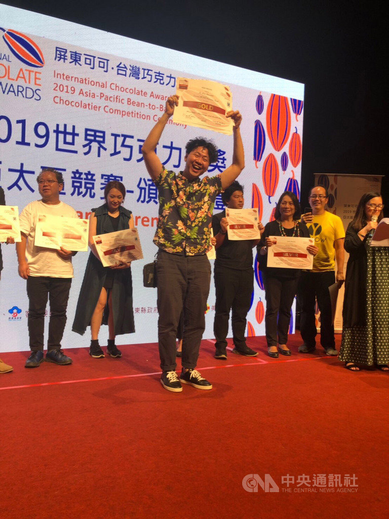 2019世界巧克力大賽亞太區競賽落幕,台灣品牌福灣巧克力創下單一區域單一品牌獲獎最多紀錄,創辦人許華仁(前中)表示,屏東種植的可可豆風味均勻,加上製作過程具獨特性,才能拿下大獎。(業者提供)中央社記者張雄風傳真 108年9月15日
