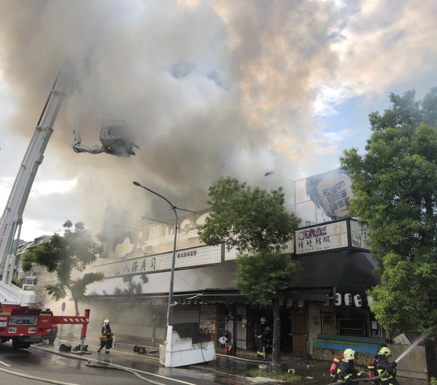 新北市三峽區知名的八條壽司店15日上午傳出火警,警消獲報趕往灌救,初步了解無人傷亡,目前已控制火勢,起火原因有待調查。(翻攝畫面)中央社記者王鴻國傳真 108年9月15日
