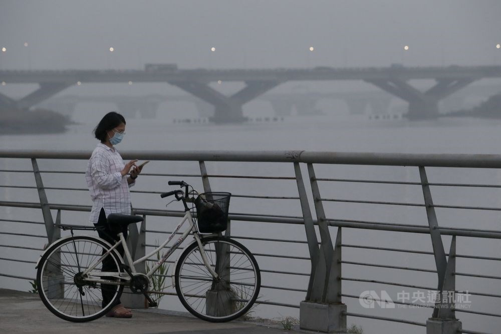 國家衛生研究院「懸浮微粒特徵對民眾健康影響之研究」發現,台灣PM2.5全國平均值逐年降低,但現存濃度對於學童、孕婦胎兒及第二型糖尿病患者等敏感族群仍有影響。(中央社檔案照片)