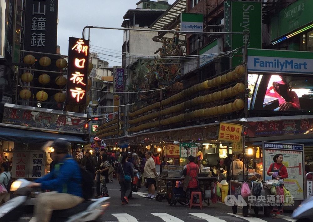 根據經濟部規劃,從9月16日起,旅客只要到符合交通部擴大國內旅遊秋冬計畫補助的旅館,並預先上網申請補助,投宿時將會由旅宿業者發放蓋過店章的夜市抵用券。圖為基隆廟口夜市。(中央社檔案照片)