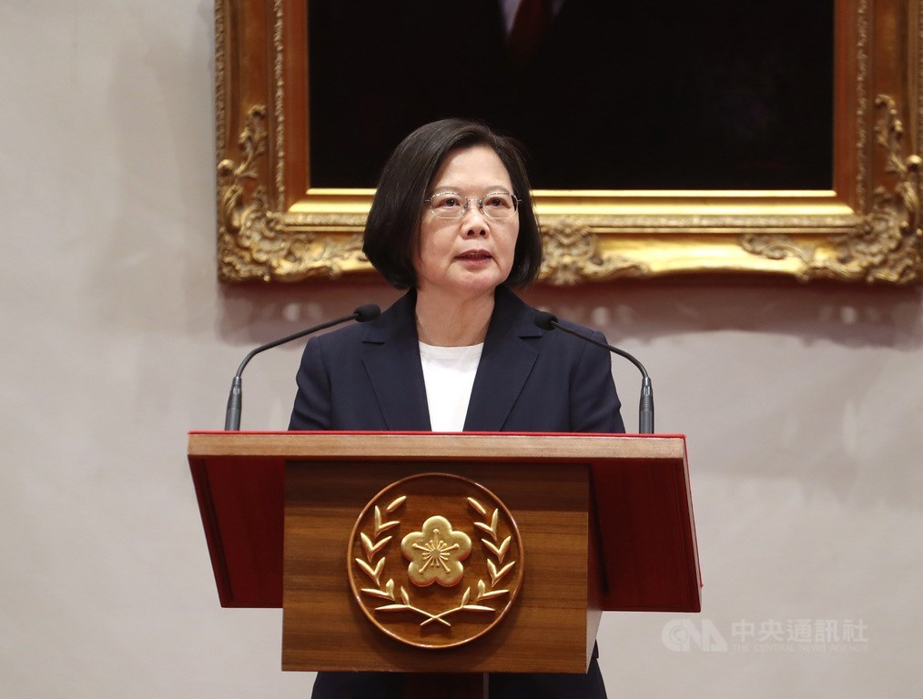 南太島國索羅門群島政府16日召開內閣會議,決定與中華民國斷交。總統蔡英文(圖)晚間在總統府召開記者會表達強烈遺憾譴責,蔡總統表示,面對中國的介入打壓,台灣絕不受威脅,不會任人予取予求,不會和中國競逐金錢外交。中央社記者裴禛攝 108年9月16日