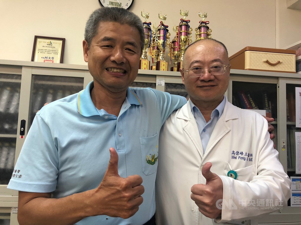 20年前的9月21日,許多人的家園一夜之間被大地撕裂,無情天災激發醫護人員的醫者魂,時任北榮急診部醫師高偉峰(右)、醫檢師陳弘毅(左)飛車駛進乾涸崎嶇的河床,挺進災區救援。中央社記者張茗喧攝 108年9月16日