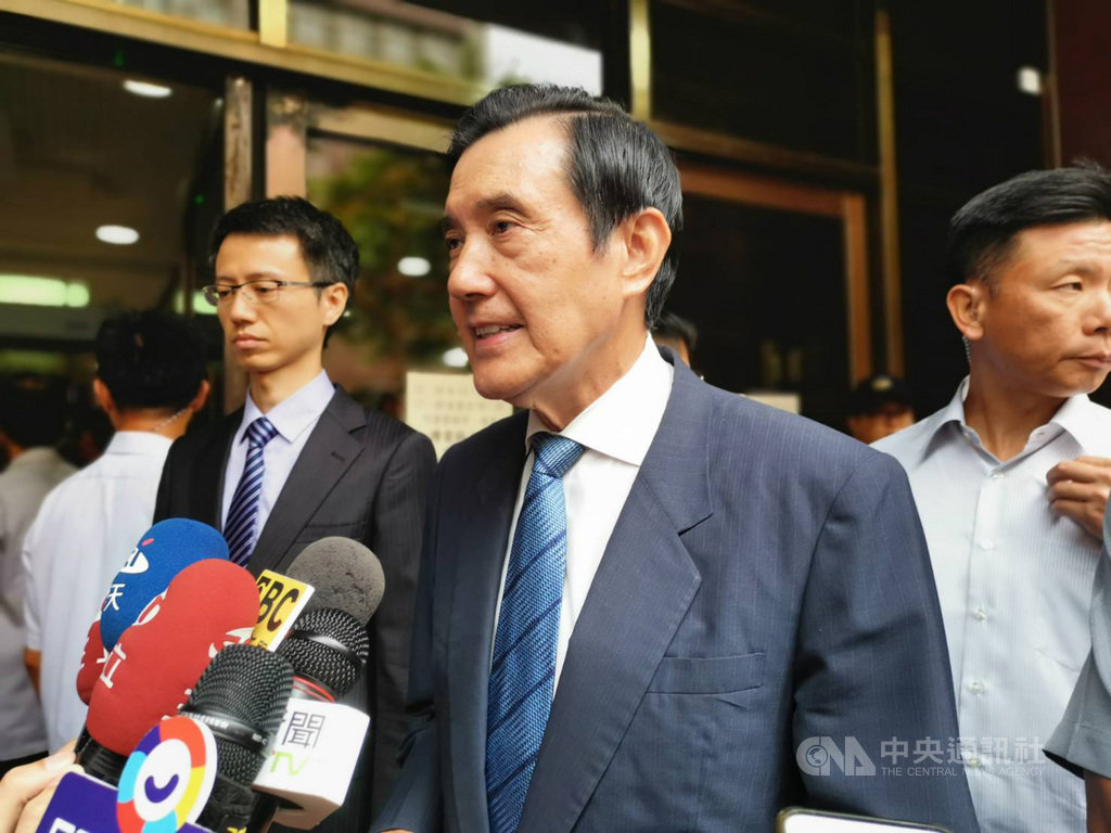 前總統馬英九(前)等人因三中案被控違反證券交易法,台北地方法院16日傳喚馬英九出庭。馬英九庭訊後受訪表示,事實與真相只有一個,他對自己的清白有信心,對法院的公正有期待。中央社記者林長順攝 108年9月16日