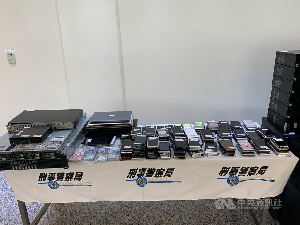 中國博弈業者看上台灣工程技術與線上客服人才,在台設立公司建立「一條龍」博奕產業鏈,供中國地區賭客博奕,刑事局循線逮捕劉姓主嫌等74人,並查扣證物電腦主機122台、行動電話215支、伺服器與現金等。(刑事警察局電信偵查大隊提供)中央社記者蘇木春傳真 108年9月16日