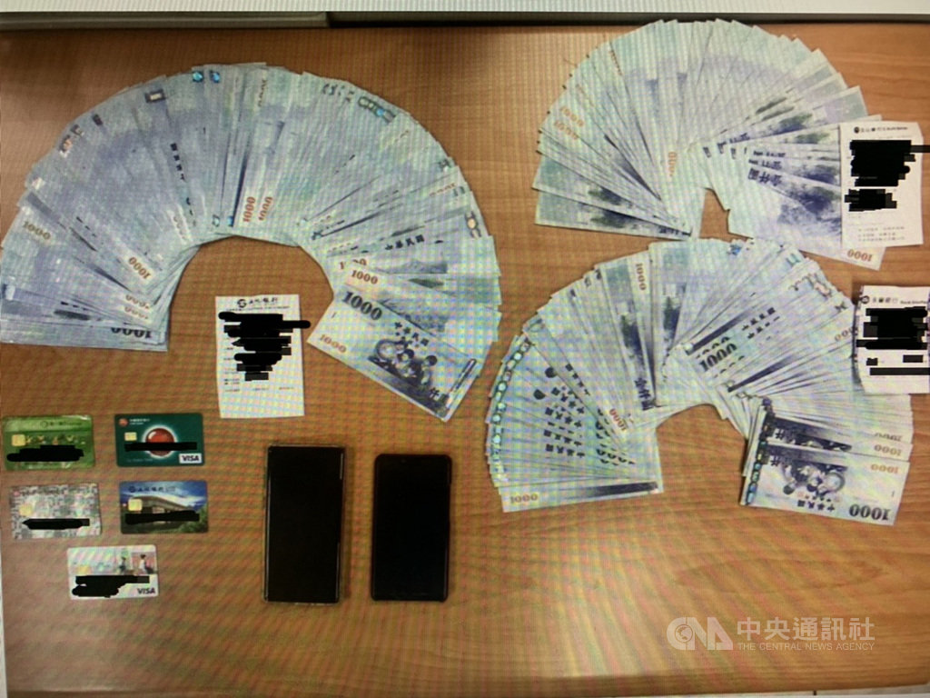 台北市警察局刑事警察大隊16日召開破案記者會,有詐騙集團透過社群軟體社團發文假稱廉售蘋果手機,被害人匯款後未收到貨物才驚覺受騙,警方循線逮捕詐欺車手集團成員吳男等5嫌,受害人達19人。圖為贓證物。(台北市警察局刑事警察大隊提供)中央社記者黃麗芸傳真 108年9月16日