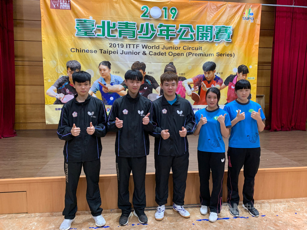 2019台北青少年桌球公開賽將於9月25日至29日在台北體育館登場,去年拿下U18男雙金牌的馮翊新(左)今年比賽希望能在U18男子組包辦男團、男單與男雙3金。中央社記者龍柏安攝 108年9月16日