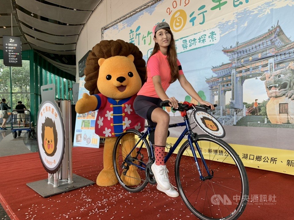 2019新竹縣自行車節將於11月10日登場,新竹縣政府16日舉辦宣傳記者會,邀請單車網紅徐甘舒擔任活動代言人。中央社記者郭宣彣攝 108年9月16日