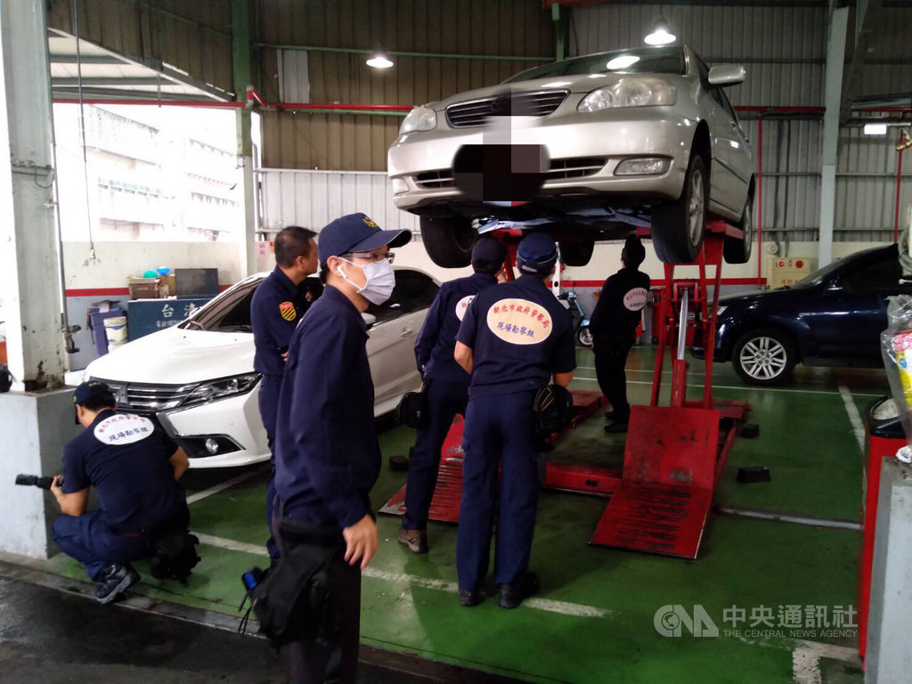 曾姓女子16日開車行經新北市三峽區,涉輾過酒醉路倒的林姓男子後肇事逃逸,林男傷重不治,警方傳喚曾女到案說明後移送法辦。圖為警方鑑識小組針對涉案車輛進行蒐證。(翻攝畫面)中央社記者王鴻國傳真 108年9月16日