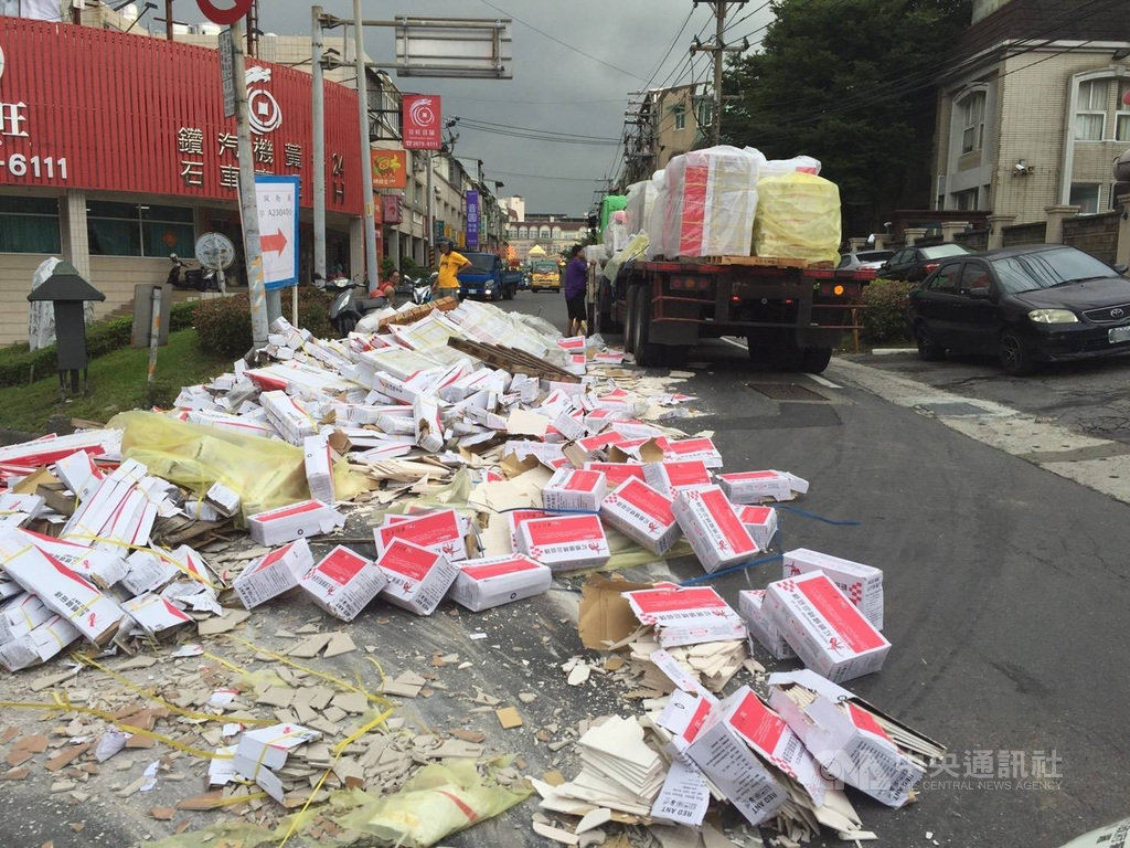 一輛載送磁磚的大貨車16日下午行經新北市鶯歌區鶯桃路時,疑因斜坡處轉彎造成車上部分磁磚掉落,造成兩部機車摔車,3人受傷送醫。(翻攝畫面)中央社記者王鴻國傳真 108年9月16日
